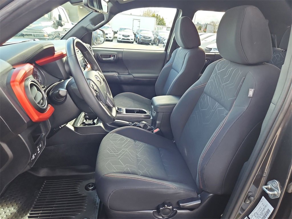 Used 2018 Toyota Tacoma TRD Sport w/ Technology Package image 12