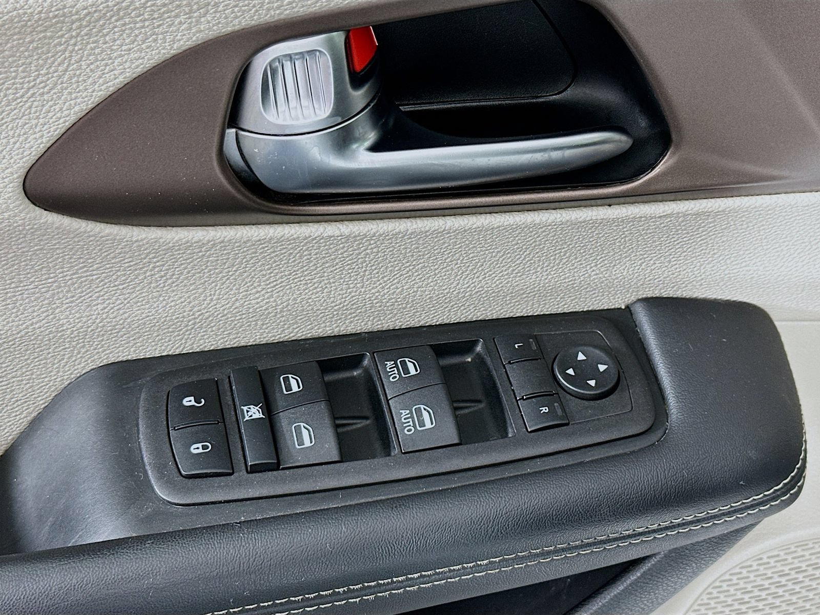Used 2023 Chrysler Voyager LX FWD image 18