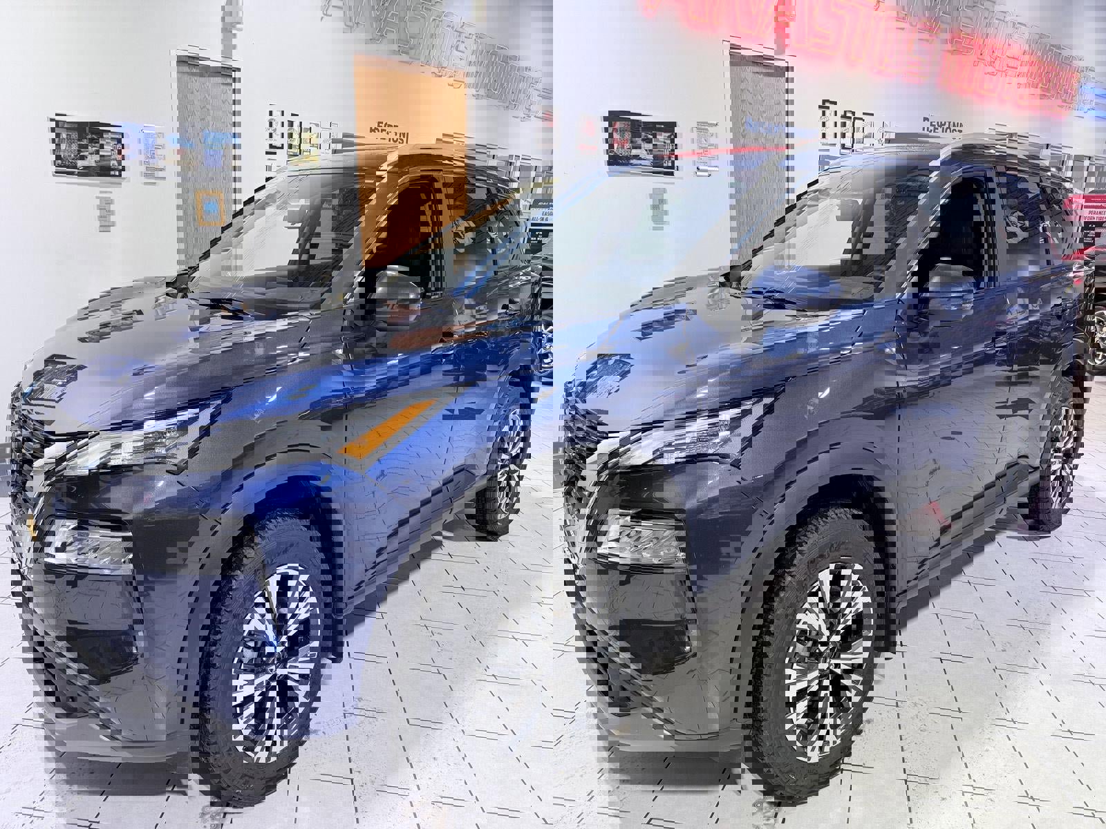 Used 2023 Nissan Rogue SV w/ SV Premium Package image 3