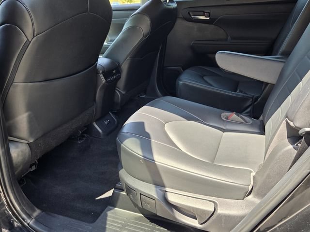 Used 2022 Toyota Highlander XLE AWD/4WD image 11