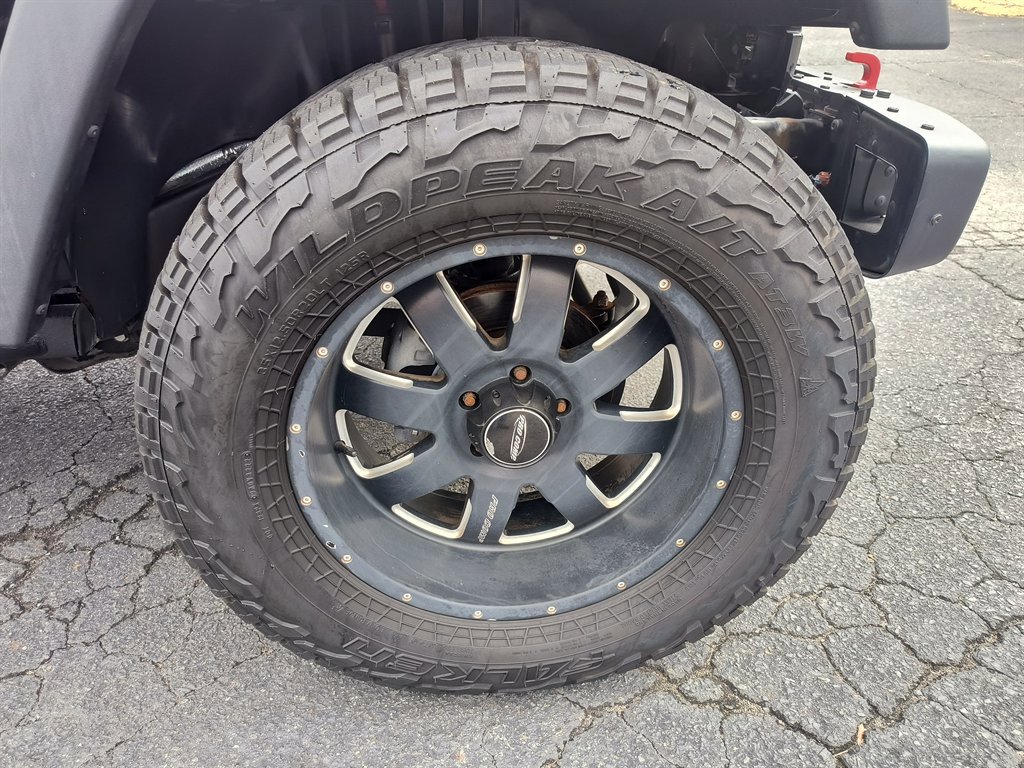 Used 2014 Jeep Wrangler Unlimited Rubicon image 15