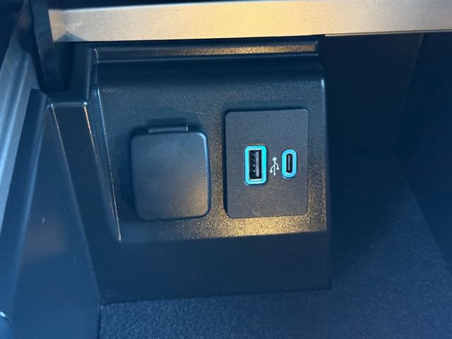 Used 2023 Ford Explorer XLT w/ Equipment Group 202A image 12