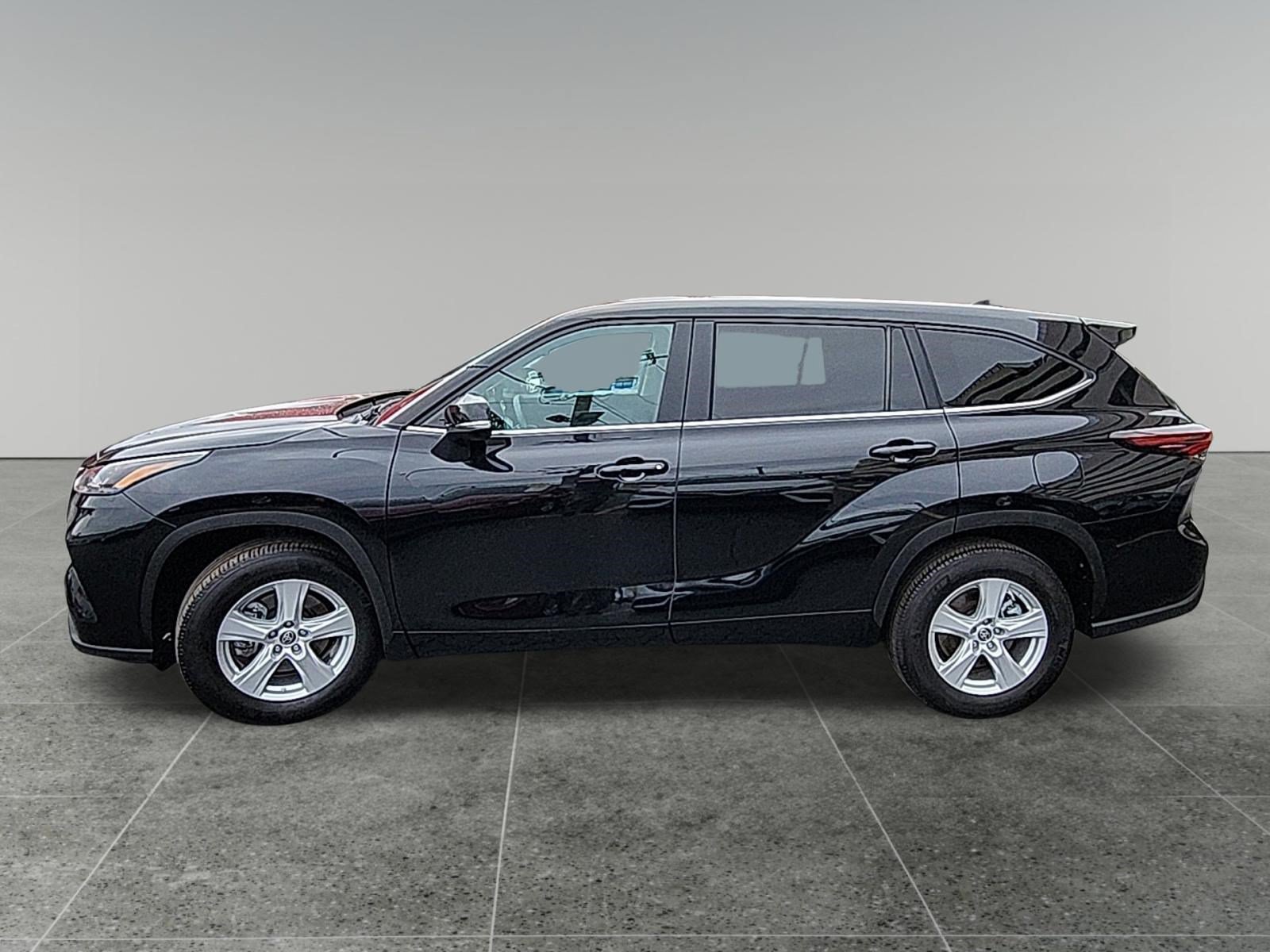 Certified 2024 Toyota Highlander LE FWD image 4