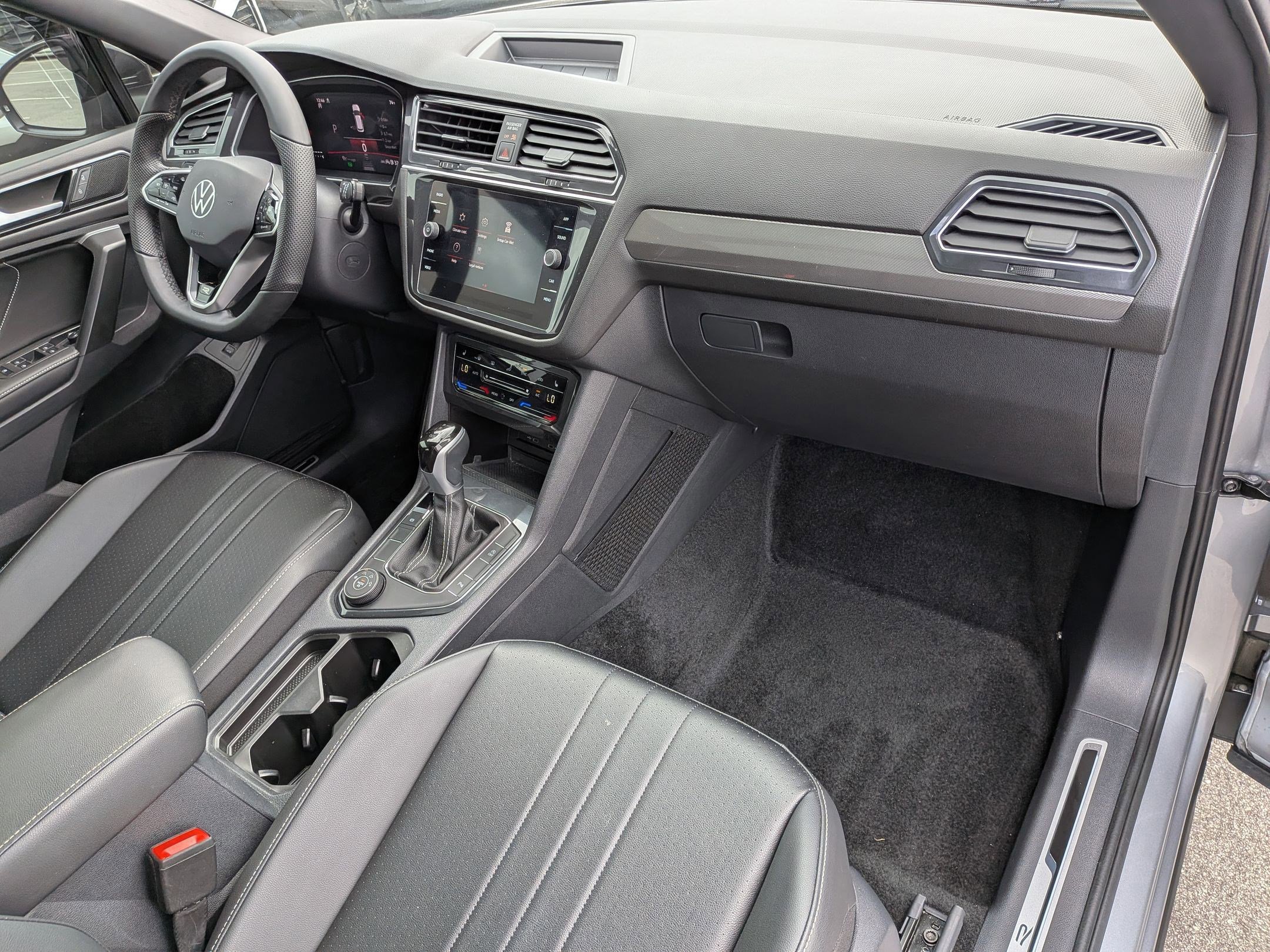 Used 2024 Volkswagen Tiguan SE R-Line image 36