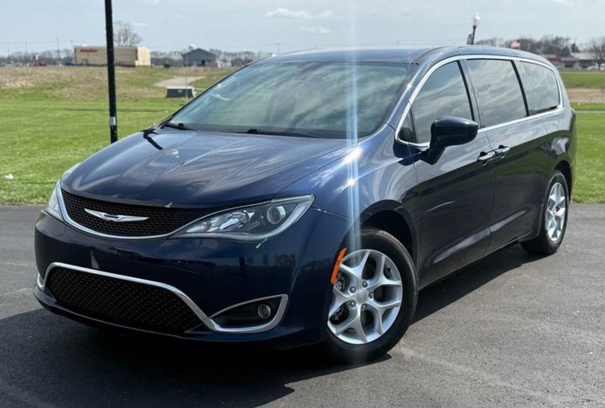 Used 2018 Chrysler Pacifica Touring Plus w/ Tire & Wheel Group image 1