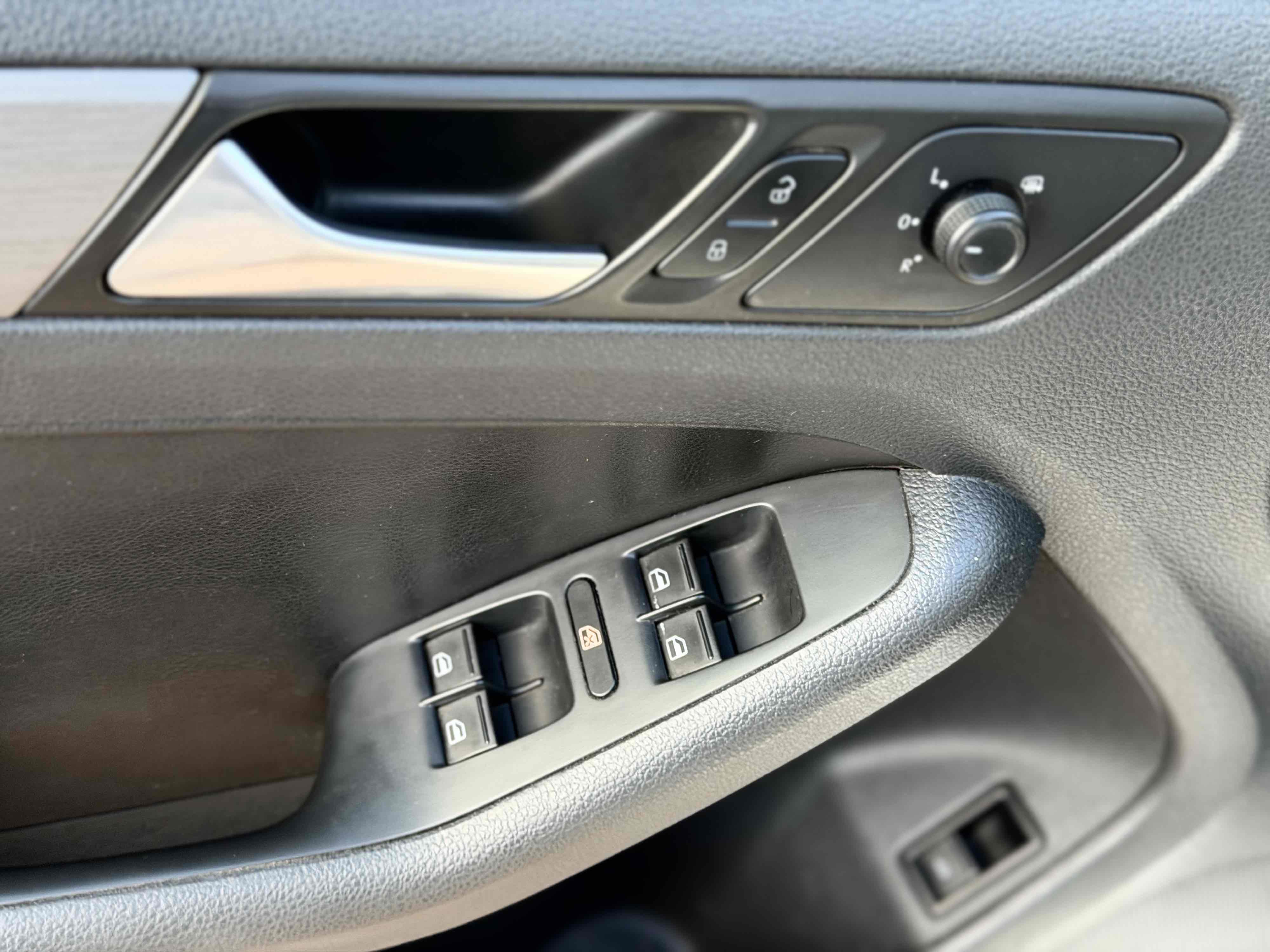 Used 2016 Volkswagen Jetta Sport image 16