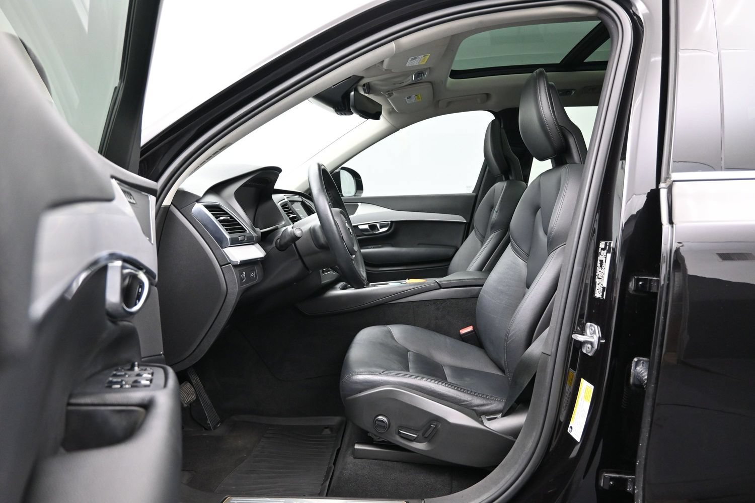 Used 2021 Volvo XC90 T5 Momentum w/ Protection Package Premier FWD image 9