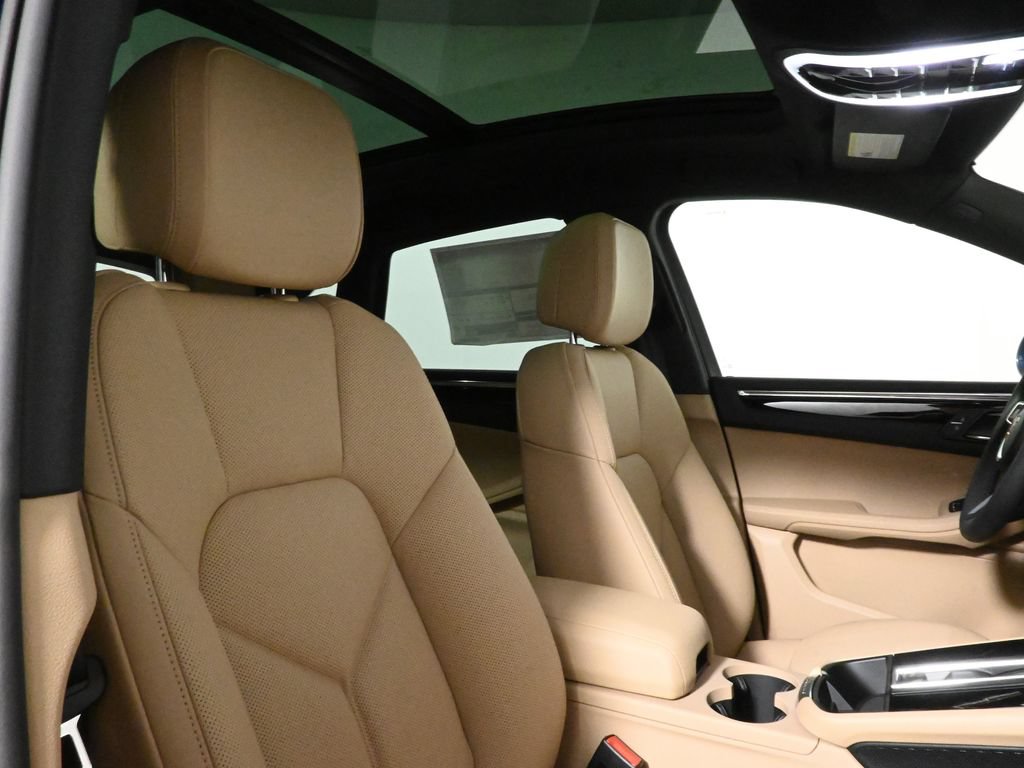 Used 2025 Porsche Macan AWD/4WD image 41