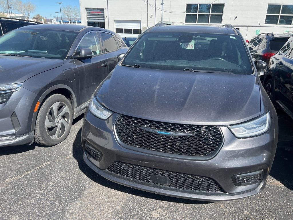 Used 2021 Chrysler Pacifica Limited w/ Uconnect Theater Family Group image 2