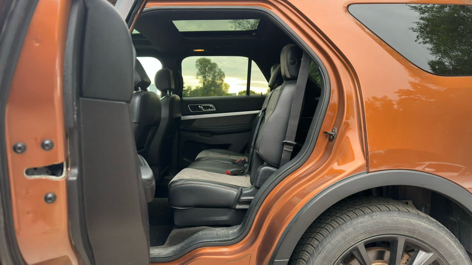 Used 2017 Ford Explorer XLT w/ Equipment Group 202A AWD/4WD image 6