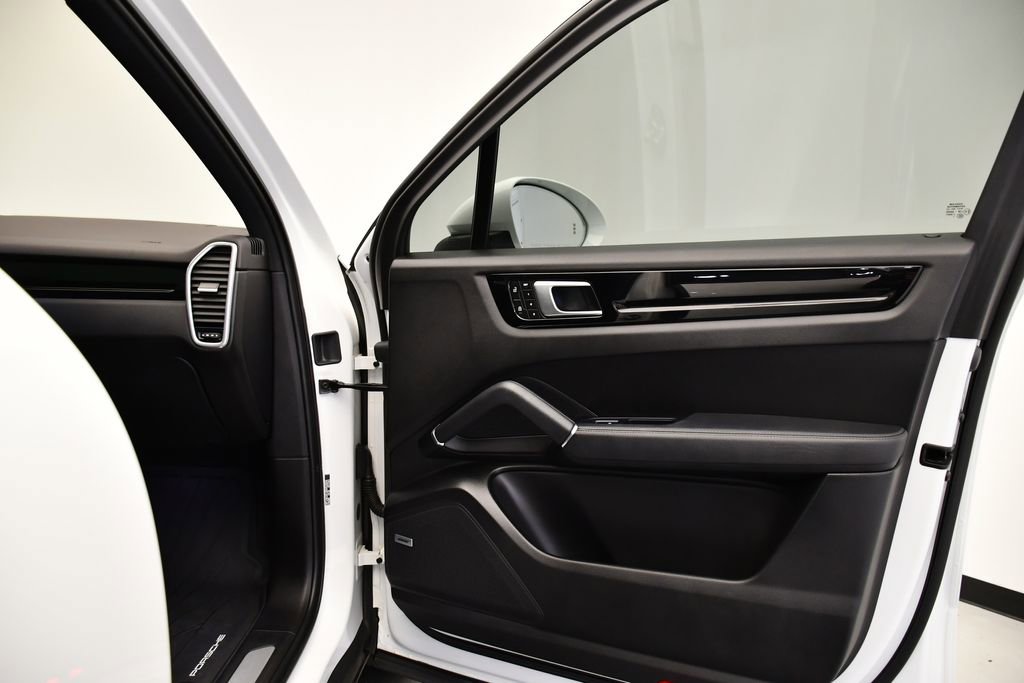 Used 2022 Porsche Cayenne image 47