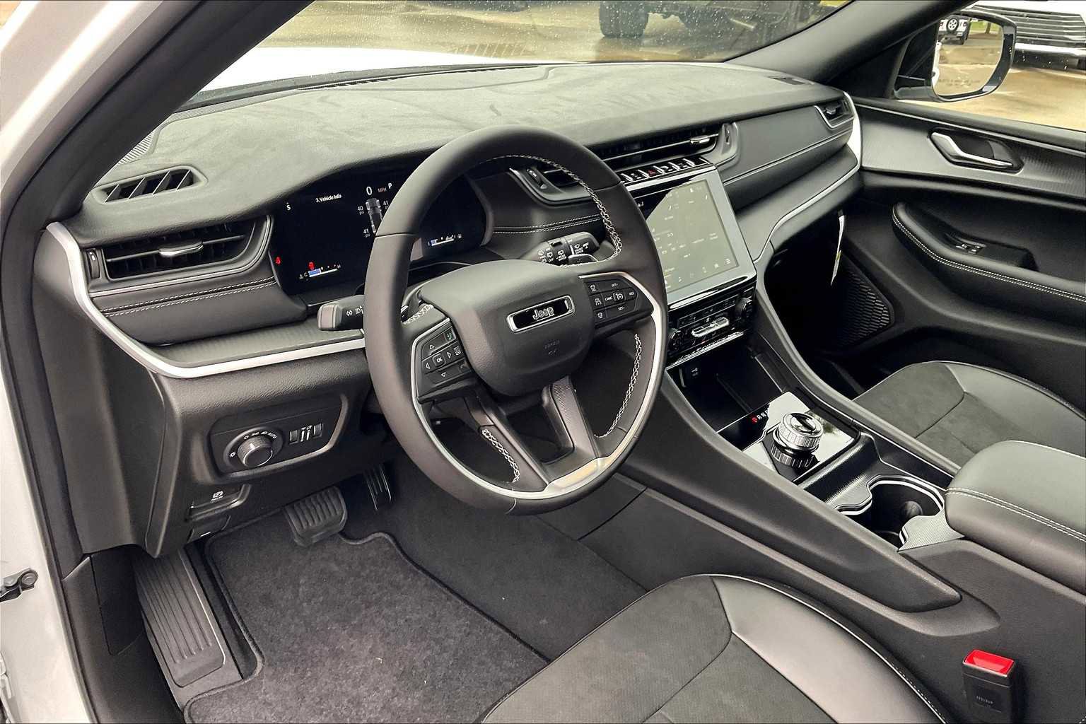 New 2025 Jeep Grand Cherokee Altitude image 8