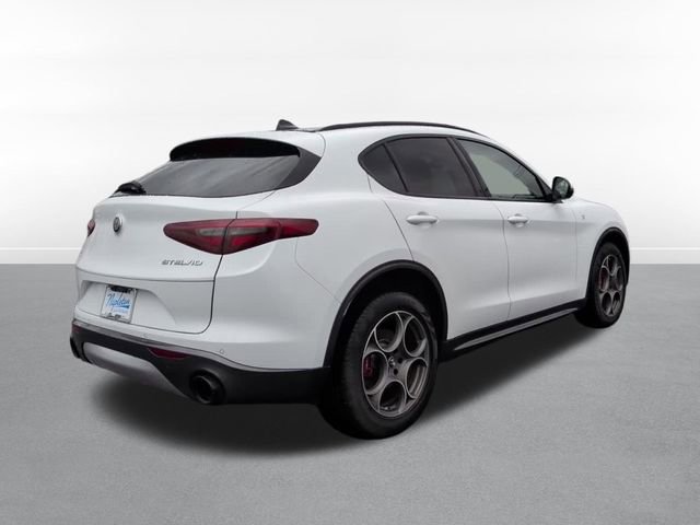 Used 2022 Alfa Romeo Stelvio Ti image 4