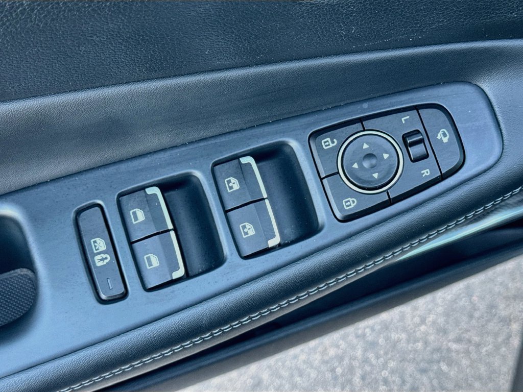 Used 2021 Hyundai Santa Fe Limited AWD/4WD image 16