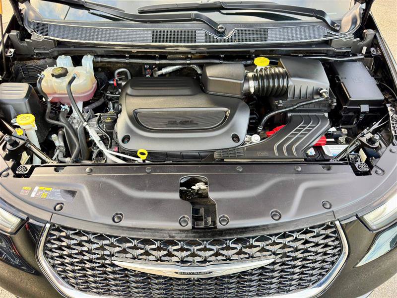 Used 2024 Chrysler Pacifica Touring-L FWD image 10