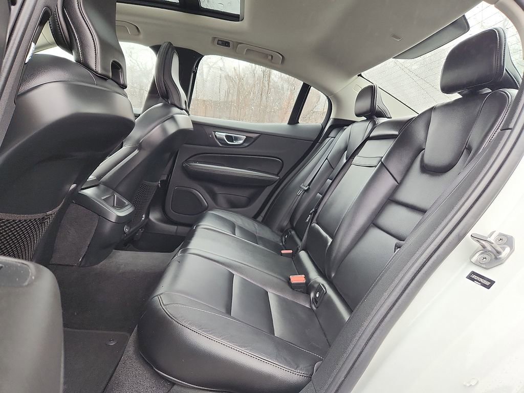 Used 2021 Volvo S60 T5 Momentum w/ Premium Package image 10