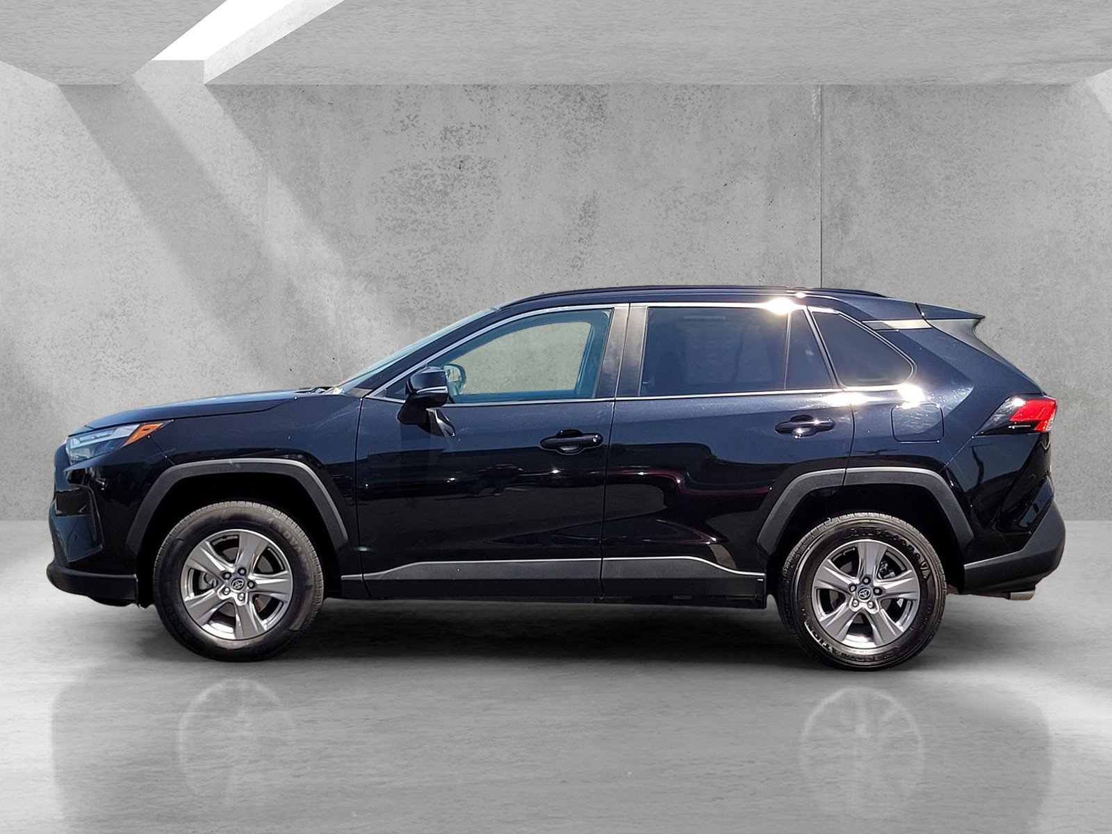 Used 2025 Toyota RAV4 XLE AWD/4WD image 7