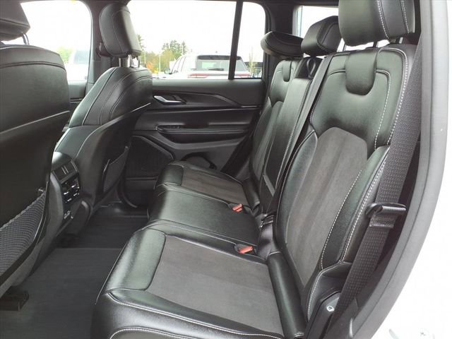 Used 2023 Jeep Grand Cherokee Altitude image 8