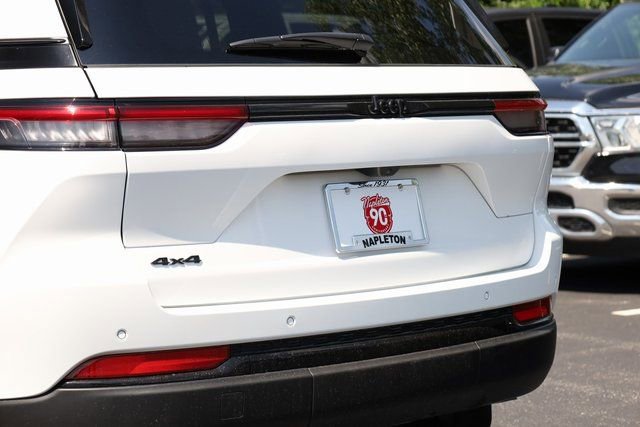 New 2025 Jeep Grand Cherokee Laredo image 6