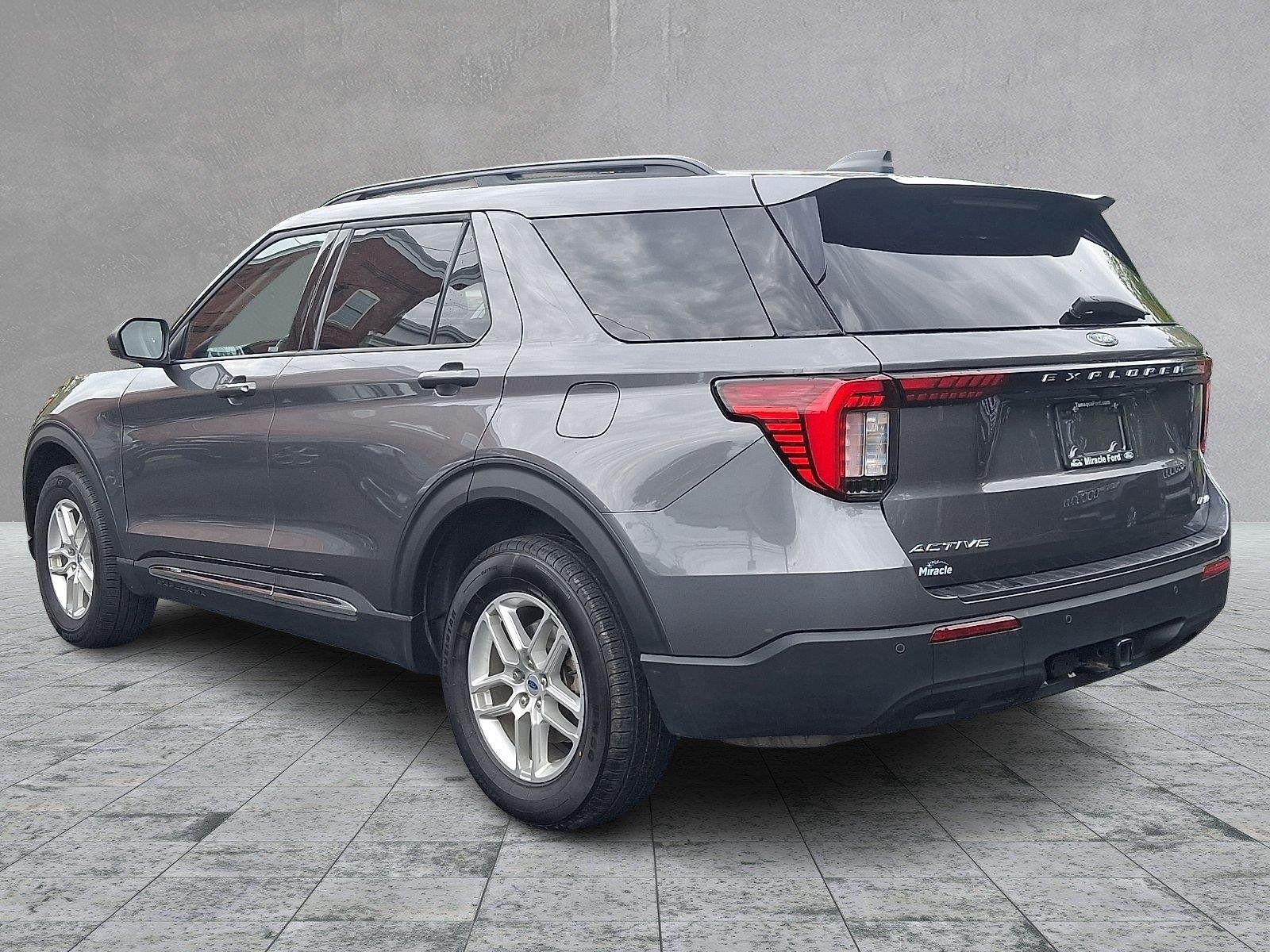 Used 2025 Ford Explorer Active AWD/4WD image 4