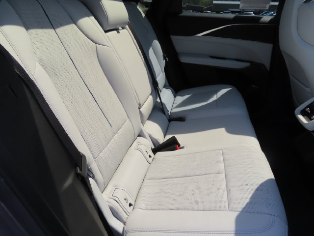 Certified 2024 Cadillac Lyriq Luxury AWD/4WD image 40