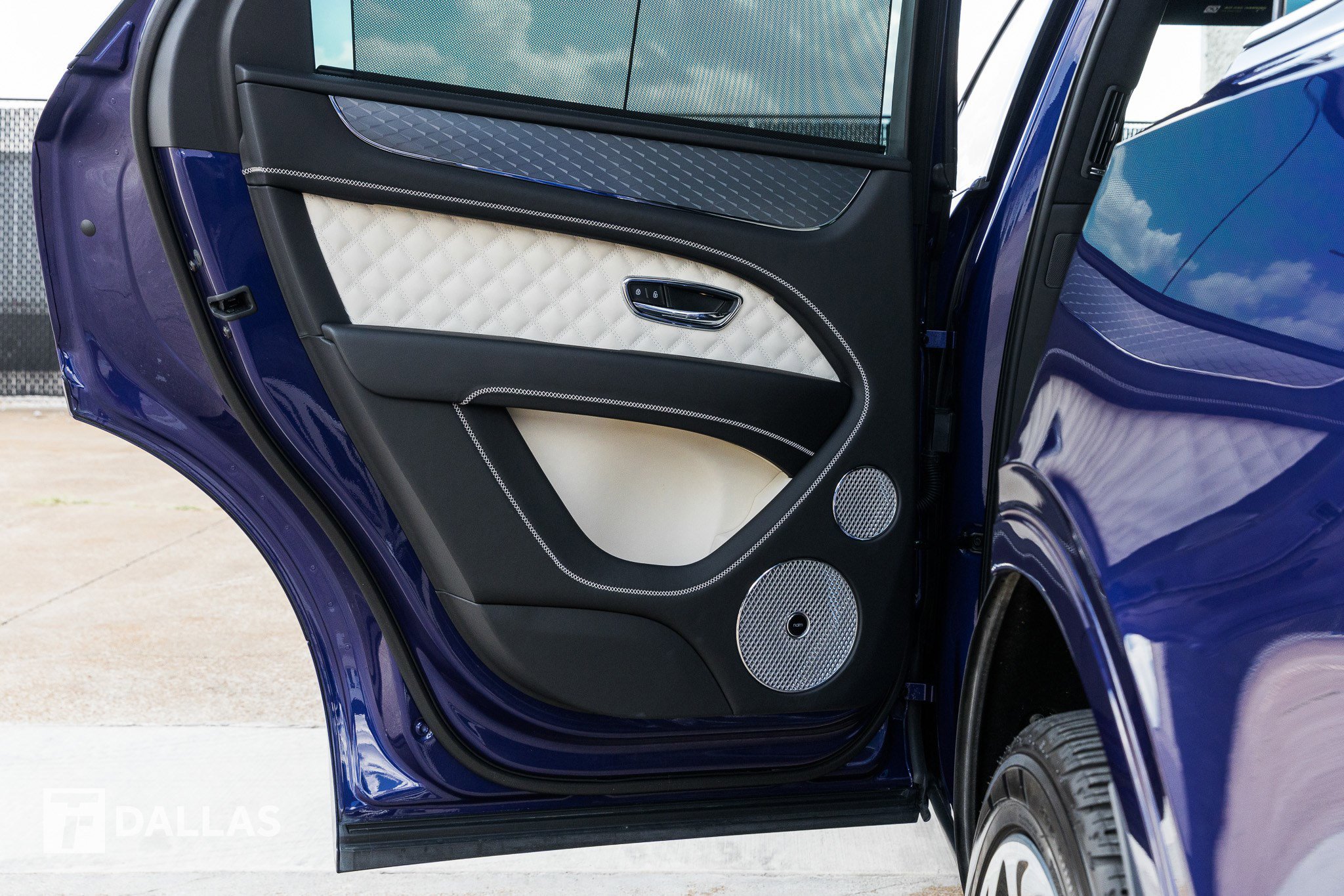 Used 2023 Bentley Bentayga image 32