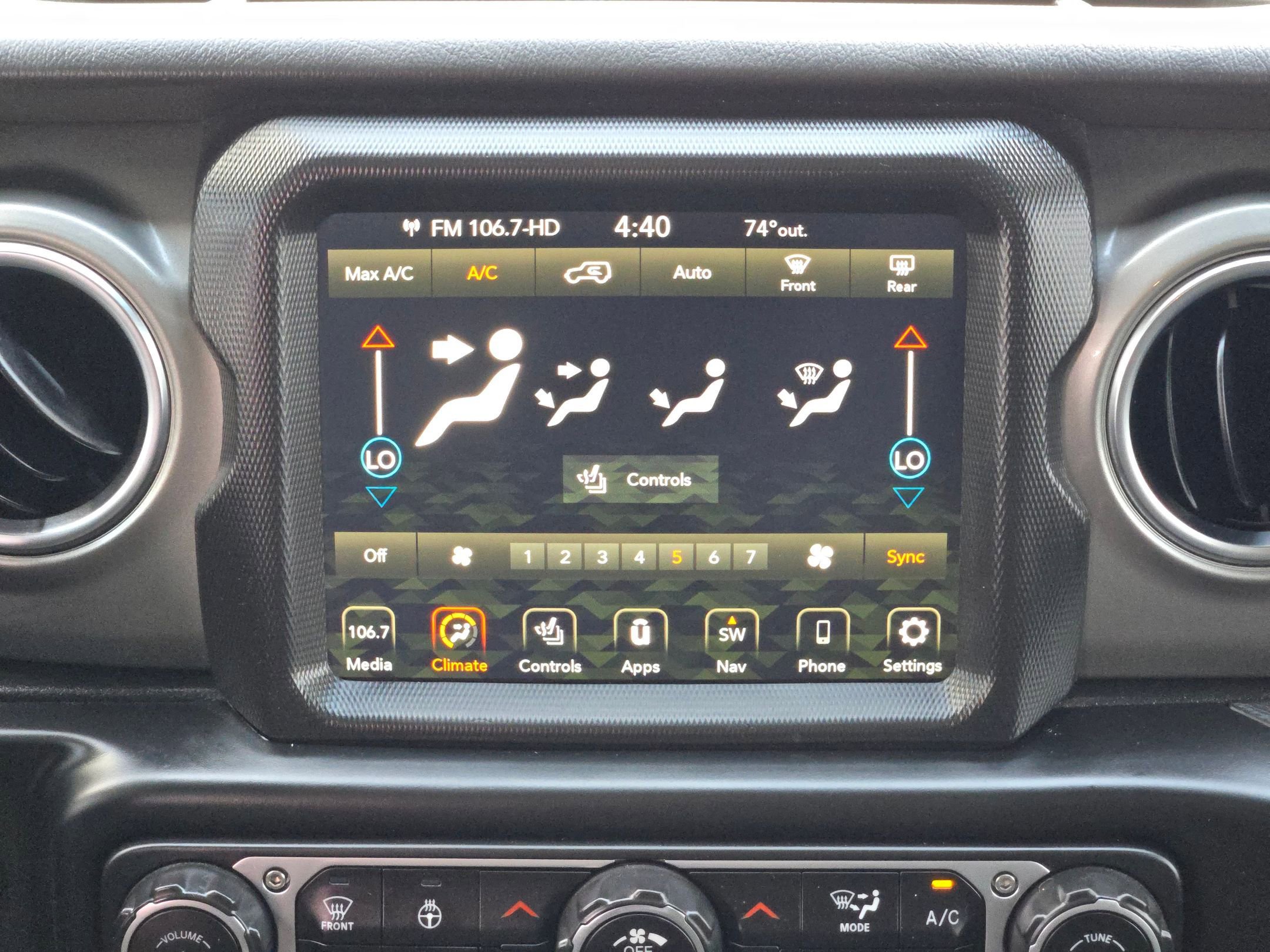 Used 2022 Jeep Wrangler Unlimited Sahara w/ Cold Weather Group image 16