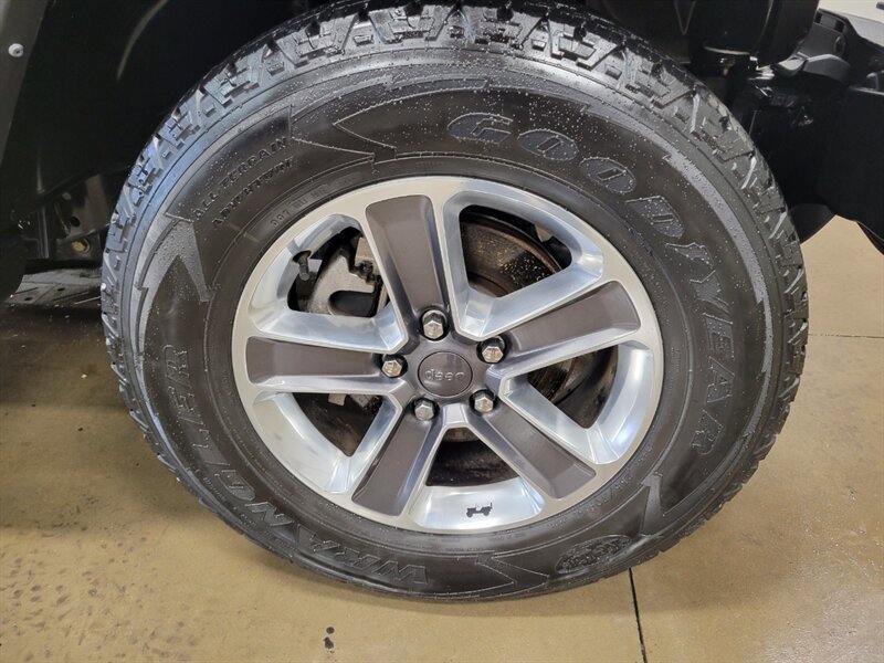Used 2022 Jeep Wrangler Unlimited Sahara w/ Cold Weather Group AWD/4WD image 15