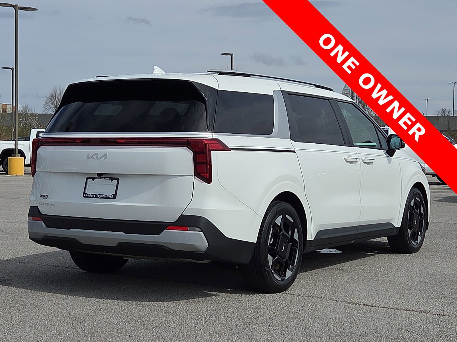 Used 2025 Kia Carnival EX image 5