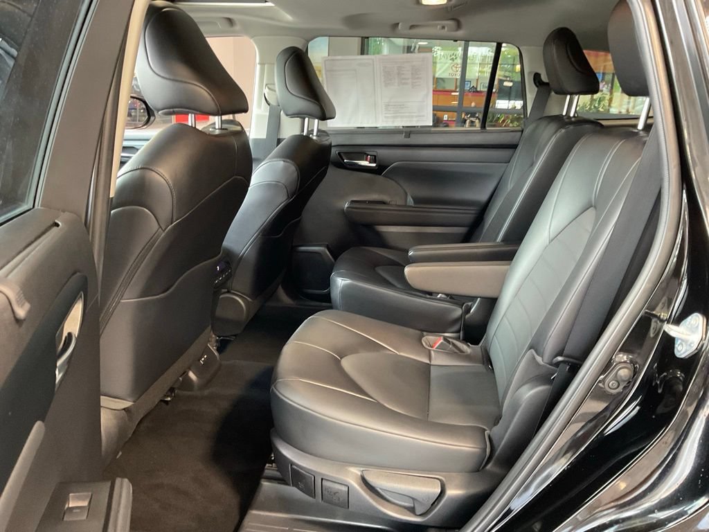 Used 2022 Toyota Highlander XLE AWD/4WD image 22