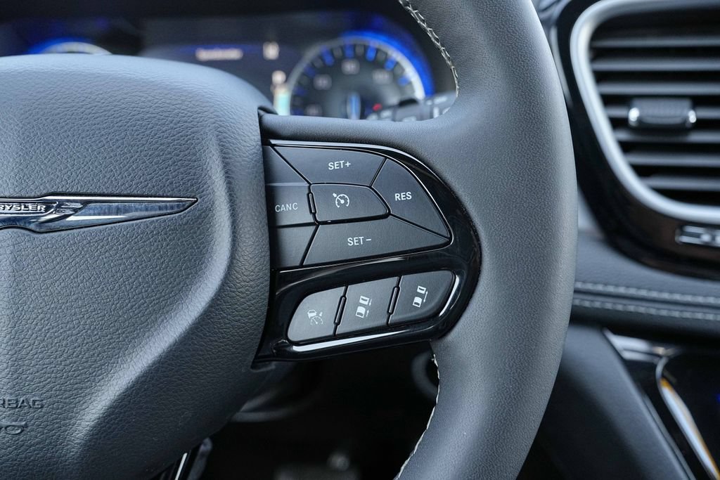 Used 2025 Chrysler Pacifica Limited FWD image 34
