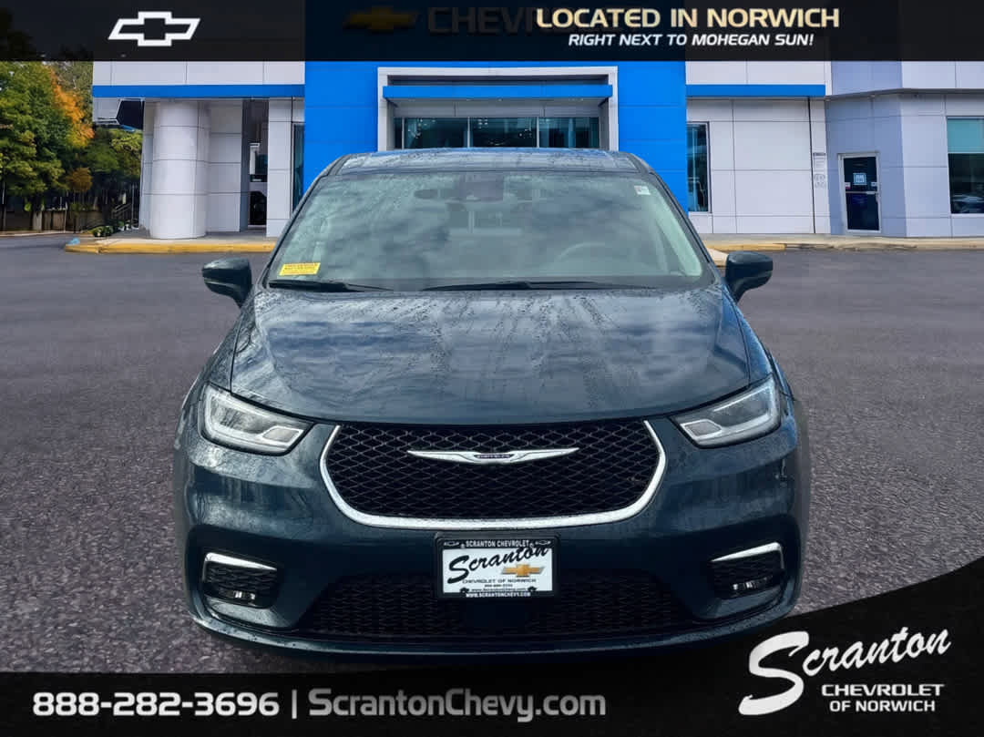 Used 2023 Chrysler Pacifica Touring-L image 2