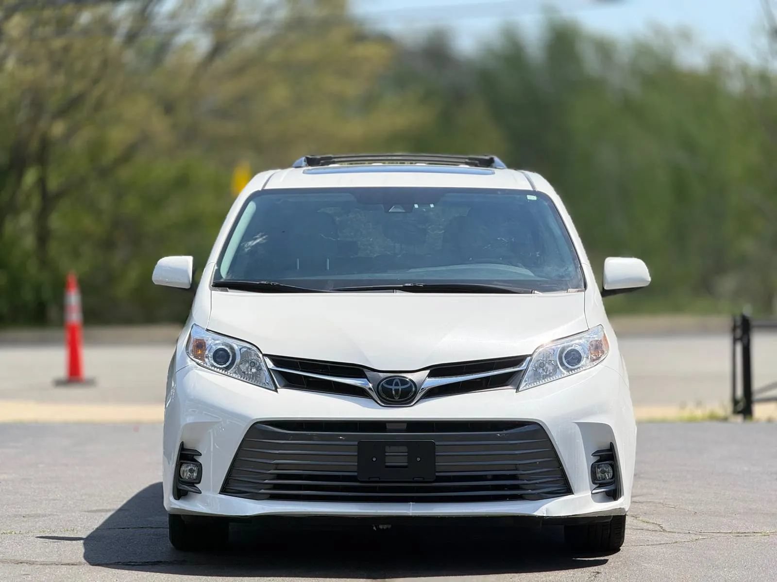 Used 2019 Toyota Sienna XLE w/ XLE Navigation Package FWD image 3