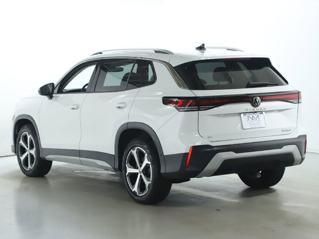 Used 2025 Volkswagen Tiguan SE image 38