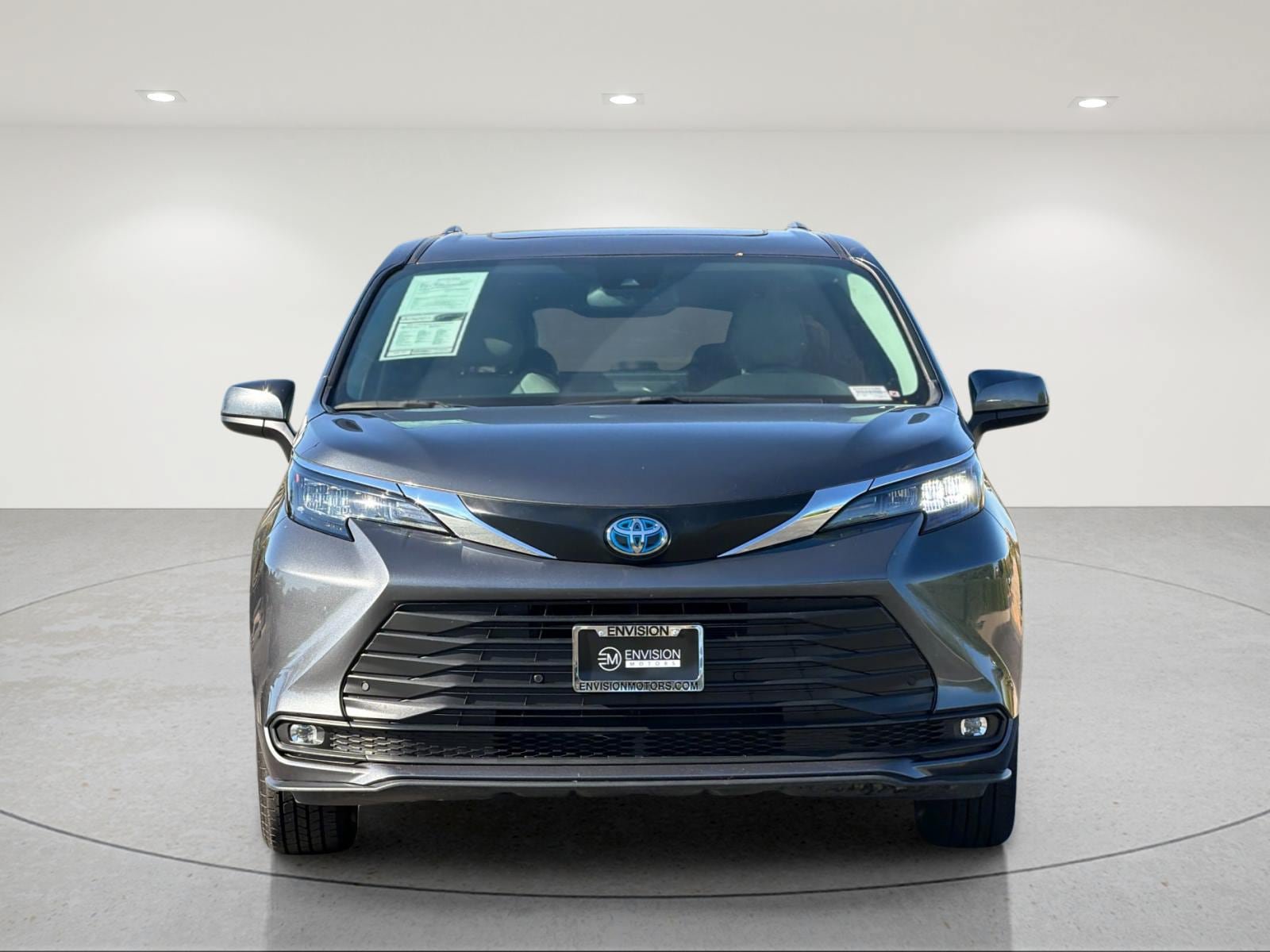 Used 2025 Toyota Sienna XLE FWD image 8