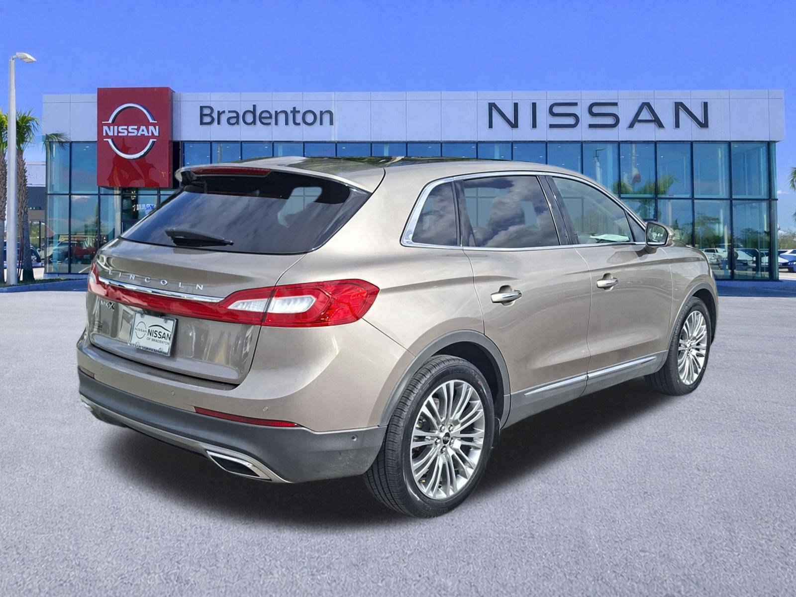 Used 2018 Lincoln MKX Reserve w/ Driver Assistance Package FWD image 5