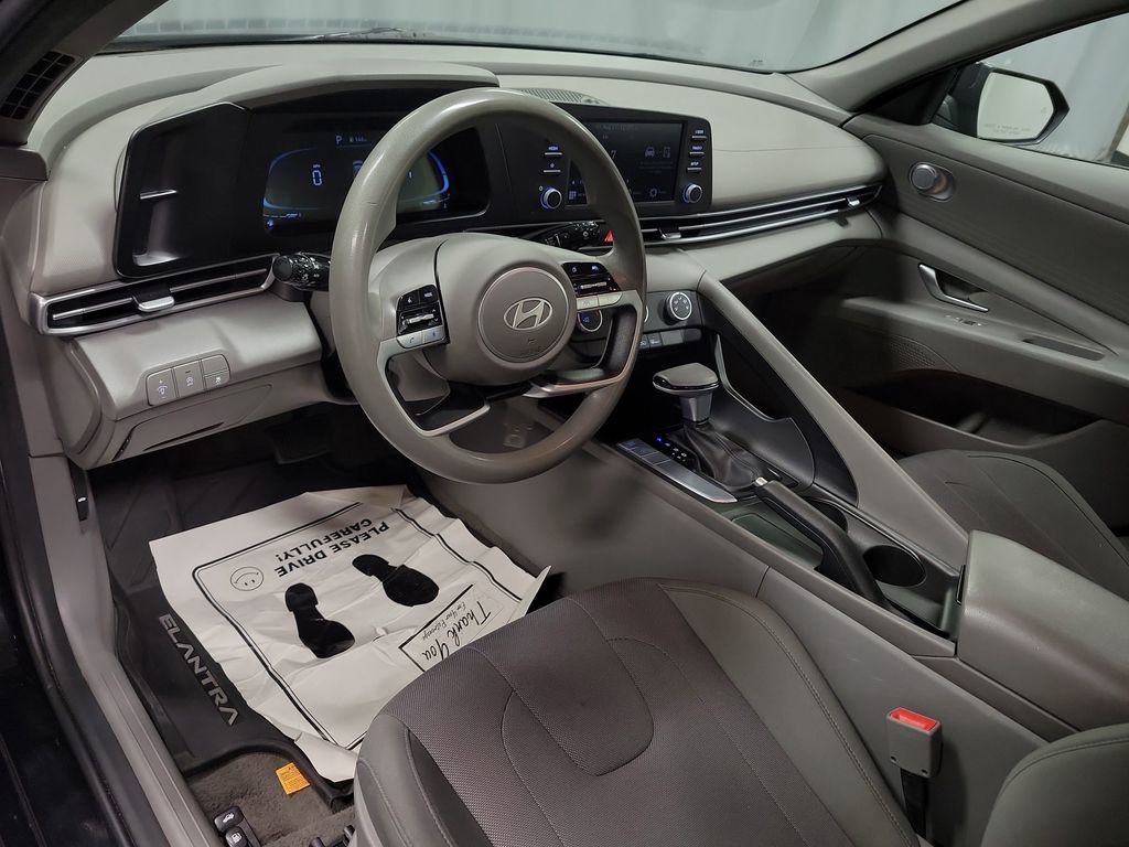 Used 2024 Hyundai Elantra SE FWD image 15