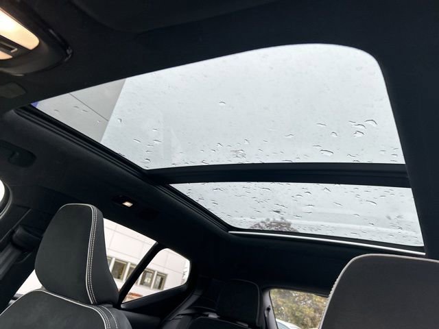 Used 2025 Volvo XC40 B5 Plus image 27