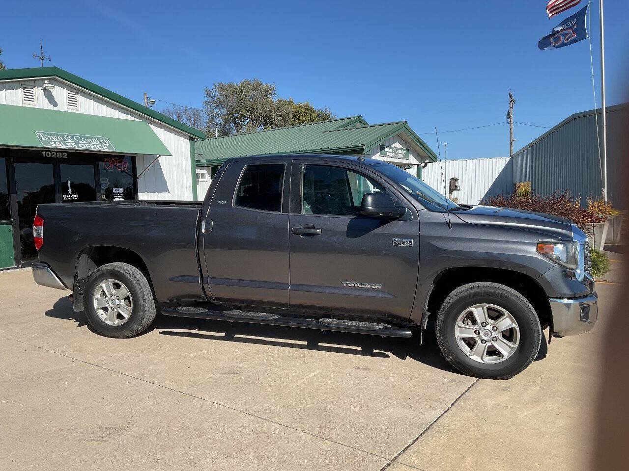 Used 2019 Toyota Tundra SR5 AWD/4WD image 2