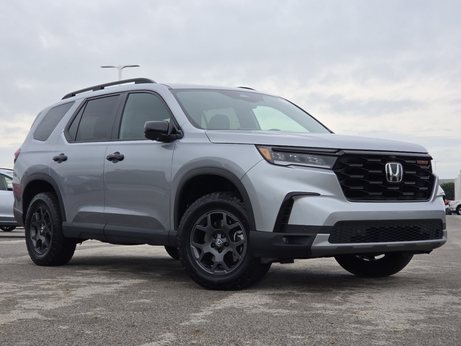 Used 2025 Honda Pilot TrailSport image 2