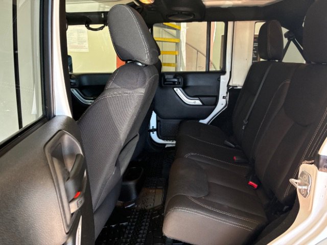 Used 2014 Jeep Wrangler Unlimited Sahara w/ Connectivity Group AWD/4WD image 29