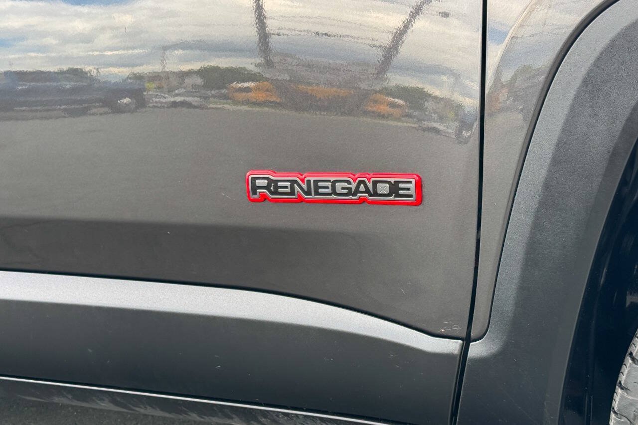 Used 2019 Jeep Renegade Trailhawk w/ UConnect 8.4 Nav Group AWD/4WD image 11