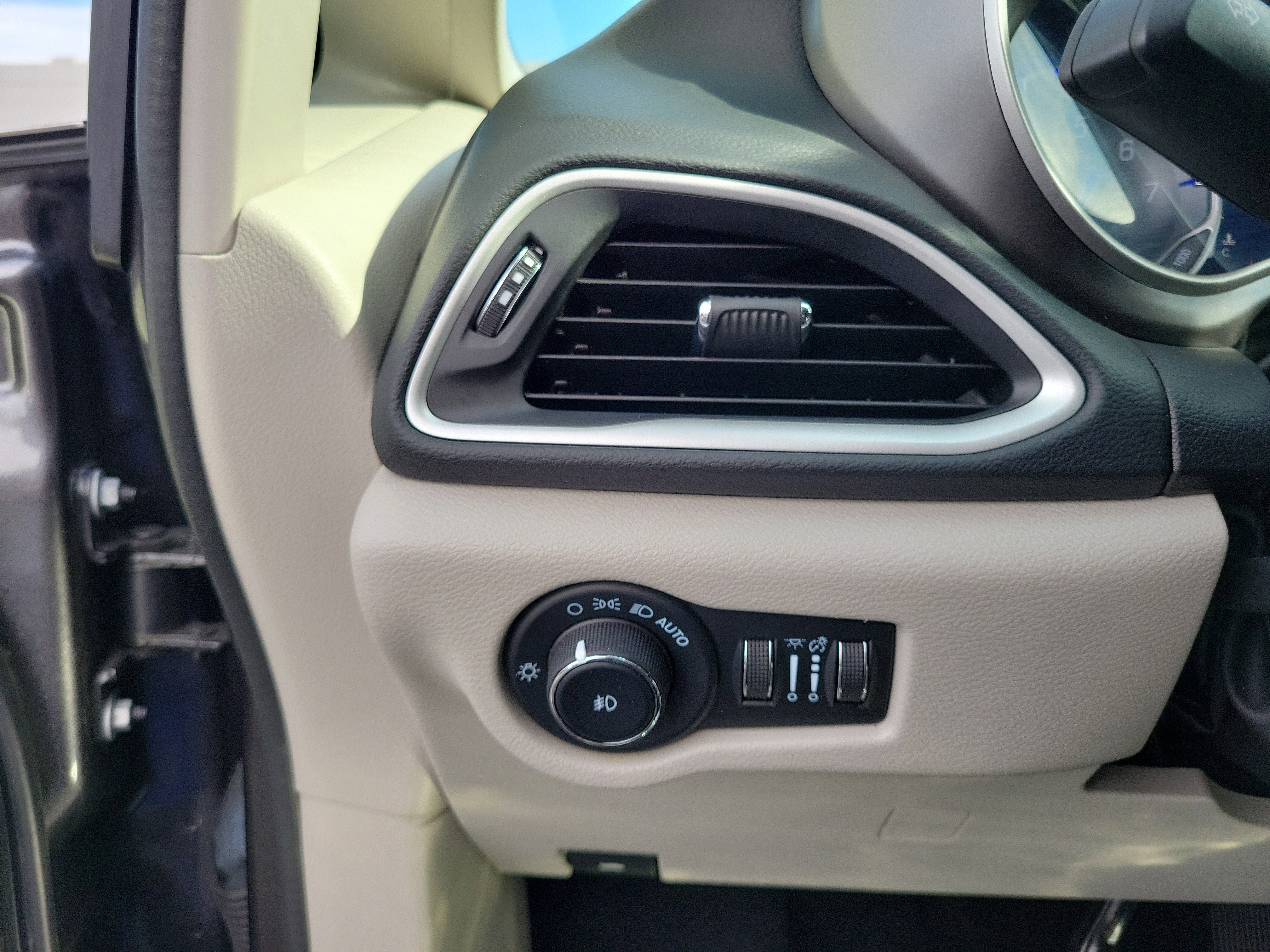 Used 2023 Chrysler Pacifica Touring-L image 20