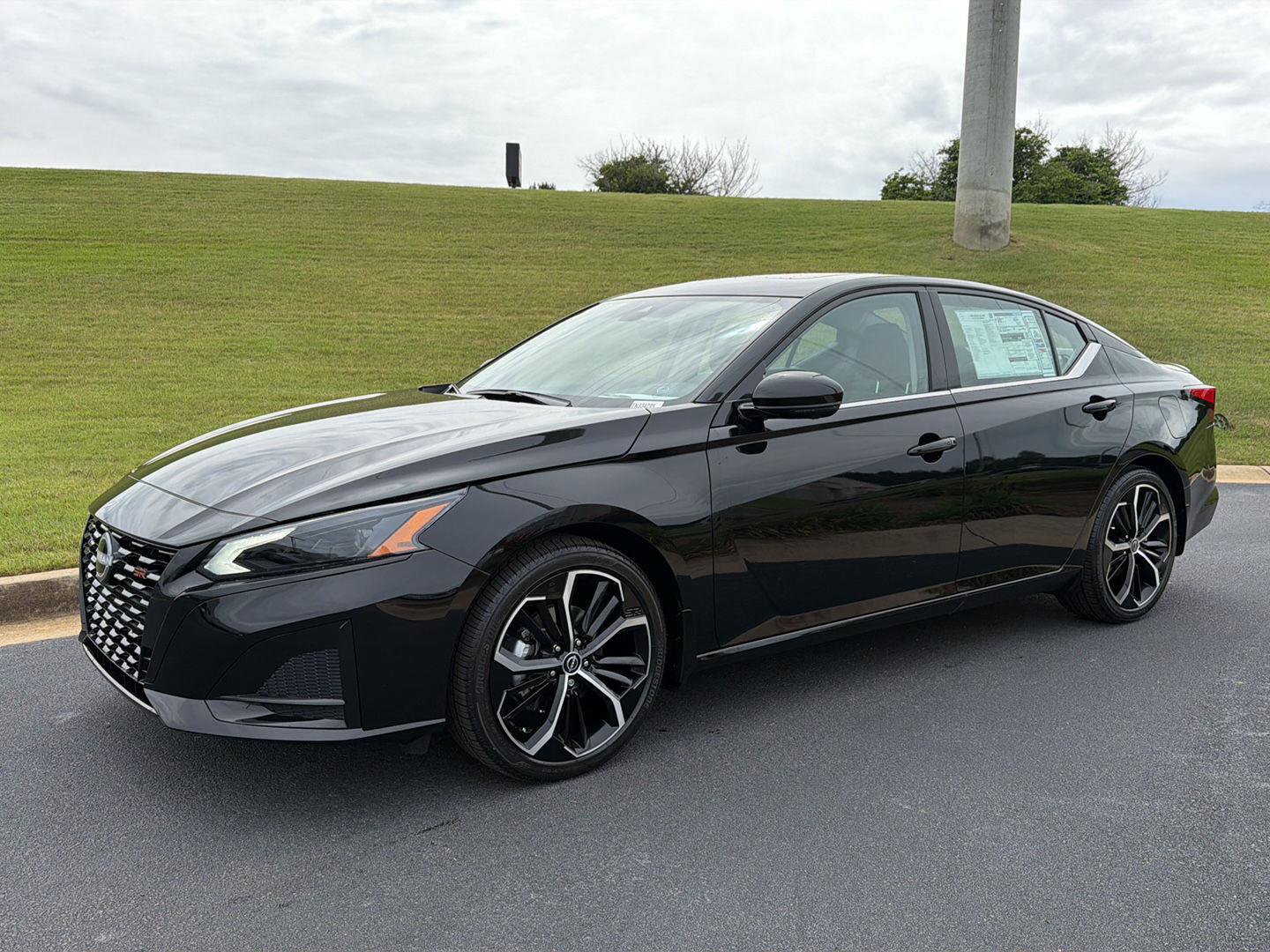 New 2026 Nissan Altima 2.5 SR w/ SR Premium Package FWD image 2