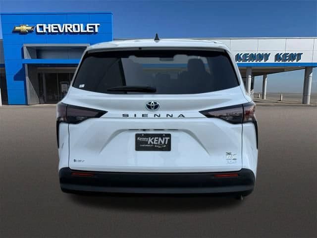 Used 2025 Toyota Sienna XLE FWD image 8