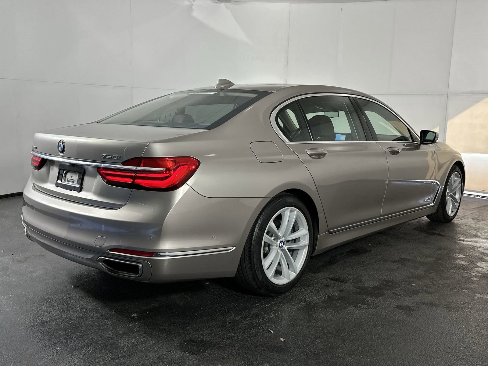 Used 2019 BMW 750i xDrive w/ Executive Package image 8