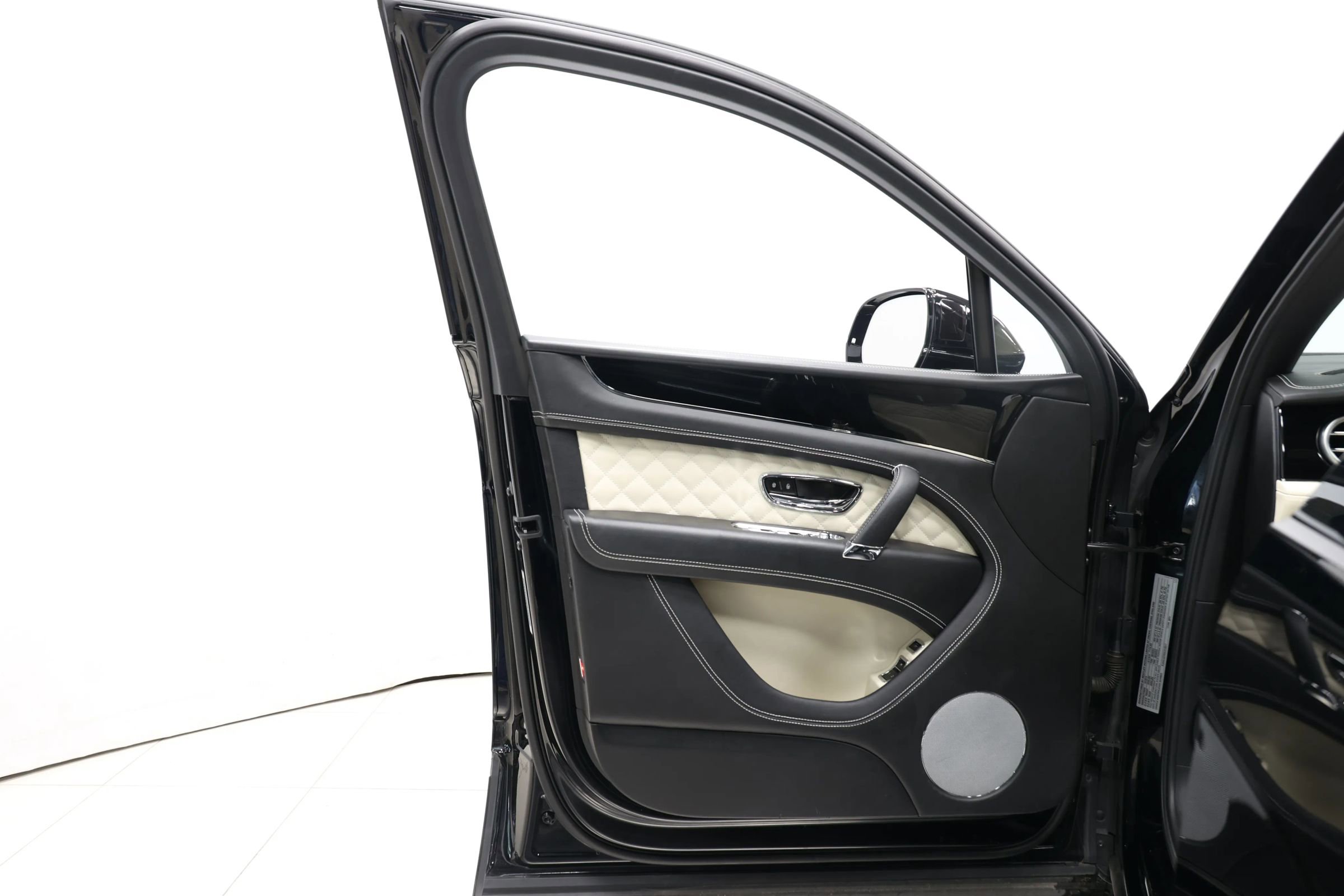 Used 2017 Bentley Bentayga image 10