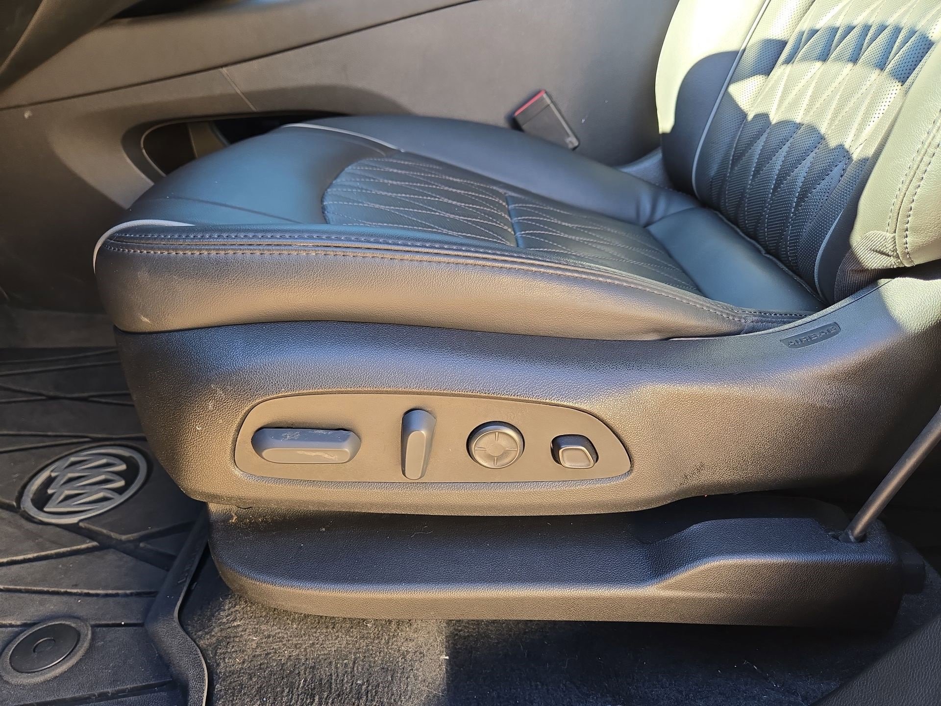 Used 2022 Buick Enclave Avenir w/ Avenir Technology Package image 17