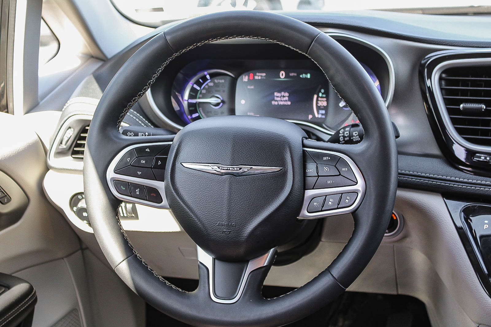 Used 2024 Chrysler Pacifica Limited FWD image 17