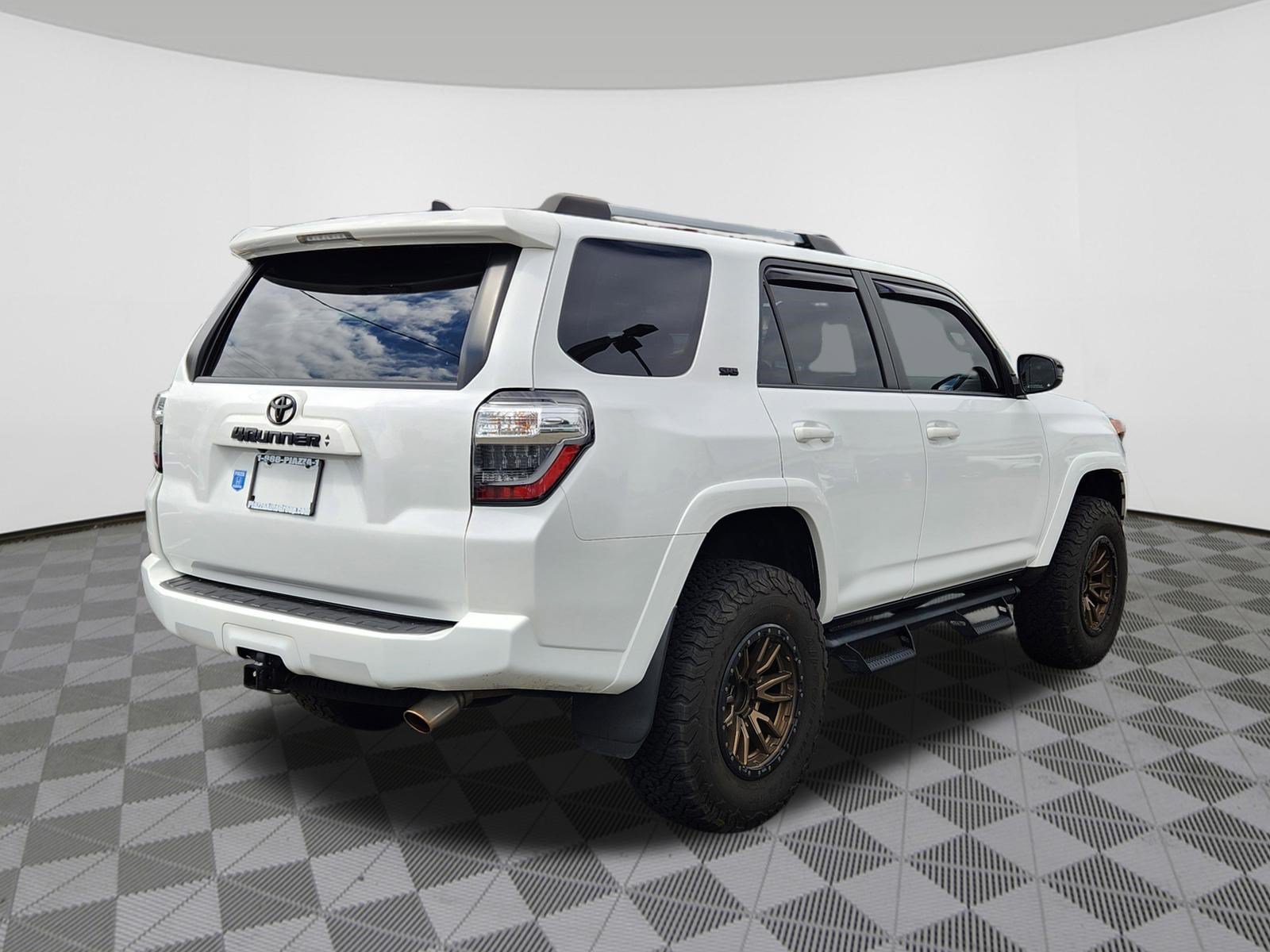 Used 2022 Toyota 4Runner SR5 AWD/4WD image 4